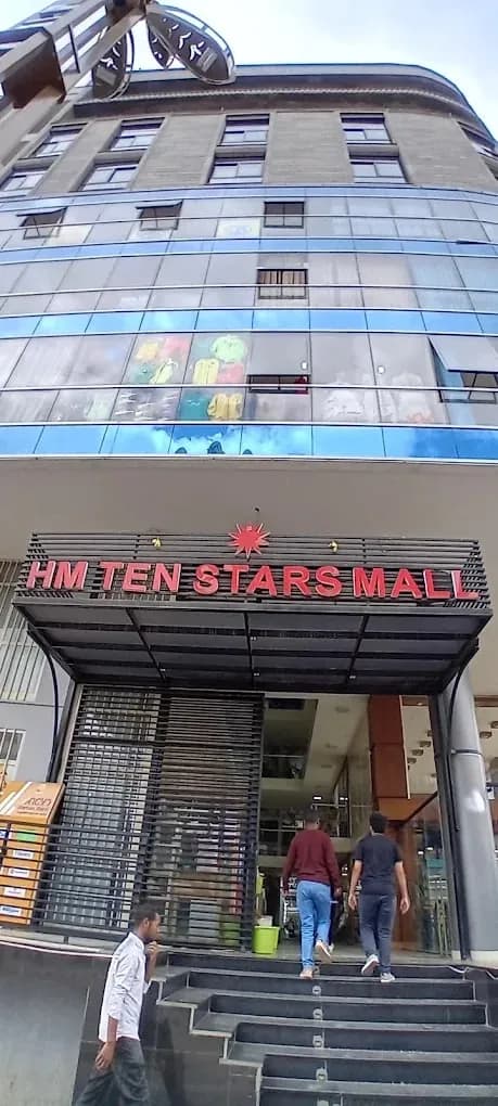 HM Ten Stars Mall preview